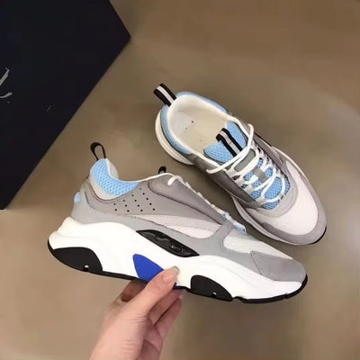 Sneaker aus Leder und Re-Nylon